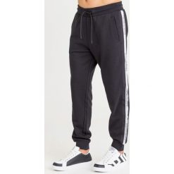 SPODNIE DRESOWE emporio armani. Spodnie męskie Emporio Armani, m, bez wzorów, z dresówki. W wyprzedaży za 594,30 zł.