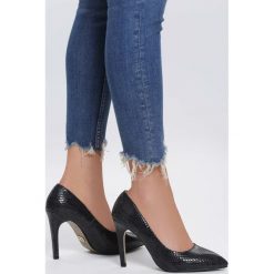 Czarne Szpilki Reptile. Czarne szpilki marki Inny, bez wzorów, z materiału, z otwartym noskiem, bez obcasa, na obcasie, bez zapięcia. Za 79,99 zł.