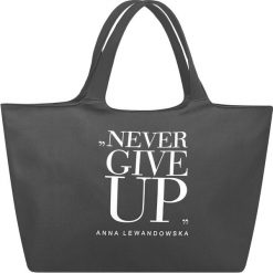 Torba uniwersalna Anna Lewandowska Never Give Up szara. Szare torebki klasyczne damskie Healthy Plan by Ann, z nadrukiem, z bawełny, z nadrukiem. Za 139,00 zł.