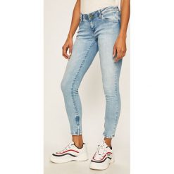 Pepe Jeans - Jeansy Cher. Niebieskie jeansy damskie Pepe Jeans, z aplikacjami, z elastanu, z obniżonym stanem. Za 399,90 zł.