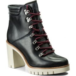 Botki TOMMY HILFIGER - Paola 5A FW0FW01543 Midnight 403. Czarne botki damskie na obcasie marki TOMMY HILFIGER, z materiału, z okrągłym noskiem. W wyprzedaży za 369,00 zł.