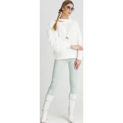 SWETER Patrizia Pepe. Białe swetry damskie Patrizia Pepe, s, z aplikacjami, ze splotem, z długim rękawem, długie, bez kaptura. Za 683,40 zł.