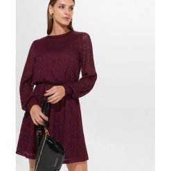 Ażurowa sukienka mini - Bordowy. Czerwone sukienki damskie Mohito, s, w ażurowe wzory, mini. Za 119,99 zł.