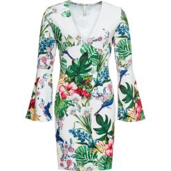 Sukienka w kwiaty bonprix biały w kwiaty. Białe sukienki damskie bonprix, w kwiaty, bez kołnierzyka, bez rękawów. Za 109,99 zł.