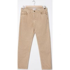 Denimowe spodnie dad fit - Beżowy. Brązowe spodnie męskie House, bez wzorów, z jeansu. W wyprzedaży za 29,99 zł.