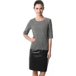 Sukienka w kolorze biało-czarnym. Czarne sukienki damskie Far Far Fashion, Ryłko by Agnes&Paul, na co dzień, bez wzorów, z bawełny, z okrągłym kołnierzem, bez rękawów, proste. W wyprzedaży za 79,95 zł.
