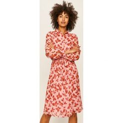 Vero Moda - Sukienka. Różowe sukienki damskie Vero Moda, na co dzień, s, w kwiaty, z poliesteru, casualowe, bez kołnierzyka, z długim rękawem, długie, midi, proste. W wyprzedaży za 129,90 zł.