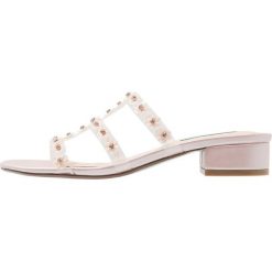 Blue by Betsey Johnson ARLYN Klapki pink. Czerwone klapki damskie marki Blue by Betsey Johnson, z materiału. Za 459,00 zł.