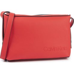 Torebka CALVIN KLEIN - Attached Ew Xbody K60K605652 XA8. Czerwone listonoszki damskie Calvin Klein, bez wzorów, ze skóry ekologicznej, bez dodatków. W wyprzedaży za 249,00 zł.