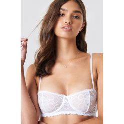 NA-KD Lingerie Biustonosz z kwiatową koronką - White. Białe biustonosze NA-KD Lingerie, w koronkowe wzory, z koronki. Za 80,95 zł.