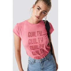 NA-KD Trend T-shirt z surowym wykończeniem Guilty - Pink. Różowe t-shirty damskie NA-KD Trend, z nadrukiem, z jersey, z okrągłym kołnierzem. Za 72,95 zł.