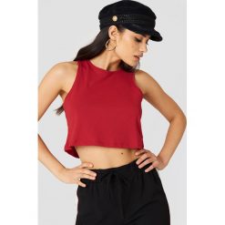 NA-KD Basic Krótki top na ramiączkach - Red. Czerwone topy damskie marki NA-KD Basic, bez wzorów, z okrągłym kołnierzem. W wyprzedaży za 22,40 zł.