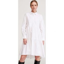 Sukienka z kołnierzykiem - Biały. Białe sukienki damskie Reserved, bez wzorów, bez kołnierzyka, bez rękawów. Za 139,99 zł.
