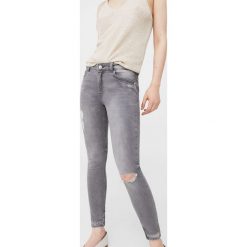 Mango - Jeansy Isa1. Szare jeansy damskie marki Mango, z aplikacjami, z elastanu. W wyprzedaży za 59,90 zł.