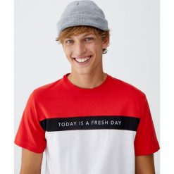 Koszulka „Today is a Fresh Day”. Białe koszulki męskie Pull&Bear, m, bez wzorów, bez kołnierzyka, z krótkim rękawem, krótkie. Za 59,90 zł.
