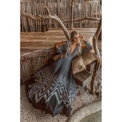 Sukienka MIROKO. Sukienki damskie Sukienka MIROKO, s, bez wzorów, bez kołnierzyka, bez rękawów, długie. W wyprzedaży za 119,00 zł.