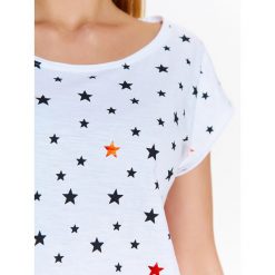 T-SHIRT KRÓTKI RĘKAW DAMSKI, Z NADRUKIEM W GWIAZDKI. Szare t-shirty damskie Top Secret, z nadrukiem, z bawełny. Za 19,99 zł.