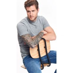 T-shirt męski gładki typu półgolf. Szare t-shirty męskie Top Secret, na zimę, xl, bez wzorów, z bawełny, z golfem, krótkie. W wyprzedaży za 19,99 zł.