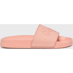Pepe Jeans - Klapki. Zielone klapki damskie Pepe Jeans, bez wzorów, z jeansu, bez obcasa. W wyprzedaży za 99,90 zł.
