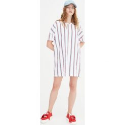 Koszulka sukienka w paski. Białe t-shirty damskie marki Pull&Bear, w paski. Za 39,90 zł.