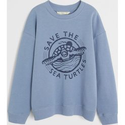 Mango Kids - Bluza dziecięca World 110-164 cm. Niebieskie bluzy chłopięce Mango Kids, z nadrukiem, z bawełny, bez rękawów, bez kaptura. W wyprzedaży za 59,90 zł.