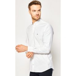 Koszula TOMMY HILFIGER MW0MW03745. Białe koszule męskie TOMMY HILFIGER, xl, bez wzorów, z elastanu, casualowe, bez kołnierzyka, bez rękawów. W wyprzedaży za 309,00 zł.