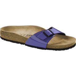 Birkenstock Klapki damskie Madrid Patent Violet. Klapki damskie Birkenstock, bez wzorów, bez obcasa. Za 162,75 zł.