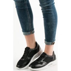 SZNUROWANE BUTY SPORTOWE. Czarne buty sportowe damskie SHELOVET, bez wzorów, na sznurówki. Za 52,90 zł.