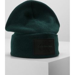 Czapki damskie: Calvin Klein Jeans REISSUE BEANIE Czapka green