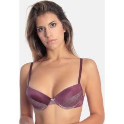 Biustonosz push-up w kolorze bordowym. Czerwone biustonosze Sassa, Bye Bra, z haftami. W wyprzedaży za 49,95 zł.