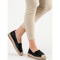 BŁYSZCZĄCE ESPADRYLE. Szare baleriny damskie SMALL SWAN, bez wzorów, bez obcasa. Za 76,90 zł.