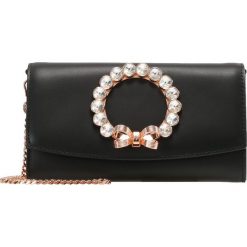 Ted Baker PEARL BOW MATINEE WITH CHAIN Kopertówka black. Czarne puzderka Ted Baker. W wyprzedaży za 471,20 zł.