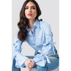 Koszule wiązane damskie: NA-KD Trend Koszula z podwójnym wiązaniem – White,Blue