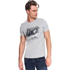 T-shirt z nadrukiem. Szare t-shirty męskie Top Secret, na zimę, xl, z nadrukiem, z bawełny, sportowe, bez kołnierzyka, krótkie. Za 39,99 zł.