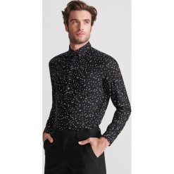 Wzorzysta koszula comfort fit - Czarny. Czarne koszule męskie Reserved, s, bez wzorów, bez kołnierzyka, bez rękawów. Za 119,99 zł.