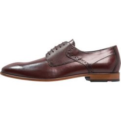 Lloyd OAKLAND Eleganckie buty burgundy. Czerwone buty wizytowe męskie Lloyd, z materiału, na sznurówki. W wyprzedaży za 644,25 zł.