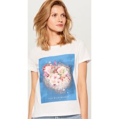 Koszulka z nadrukiem w kwiaty - Biały. Białe koszulki damskie marki Mohito, s, z nadrukiem, bez kołnierzyka. Za 49,99 zł.