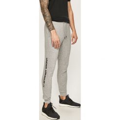 Under Armour - Spodnie. Szare spodnie męskie Under Armour, xl, z nadrukiem, z bawełny. W wyprzedaży za 199,90 zł.