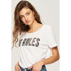 T-shirt z aplikacją - Biały. Białe t-shirty damskie Sinsay, l, z aplikacjami. W wyprzedaży za 14,99 zł.