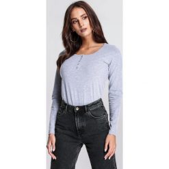 Szara Bluzka Au Fait. Szare bluzki damskie marki other, xl, bez wzorów, z dzianiny, z okrągłym kołnierzem, z długim rękawem. Za 29,99 zł.
