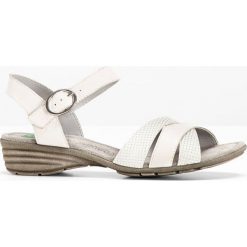 Wygodne sandały skórzane bonprix biały. Białe sandały damskie bonprix, w paski, bez obcasa, z paskami. Za 84,99 zł.
