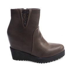 Botki Na Koturnie Wedges 8E8505 Khaki. Brązowe botki damskie ButyModne, bez obcasa, na koturnie, bez zapięcia. Za 59,00 zł.