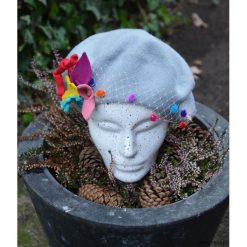 Szary beret. Szare czapki damskie marki Pakamera, z aplikacjami, z wełny. Za 150,00 zł.