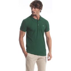 Koszulka polo w kolorze ciemnozielonym. Zielone koszulki męskie Polo Club Men, m, z haftami, z bawełny, polo, bez rękawów. W wyprzedaży za 102,95 zł.