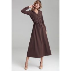 Sukienka maxi z długim rękawem brązowa. Pomarańczowe sukienki damskie e-margeritka.pl, do pracy, uniwersalny, bez wzorów, z poliesteru, eleganckie, bez kołnierzyka, z długim rękawem, długie, maxi, dopasowane. Za 199,99 zł.