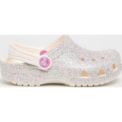 Crocs - Klapki dziecięce. Różowe sandały dziewczęce Crocs, z gumy, z okrągłym noskiem, bez zapięcia. Za 129,90 zł.