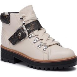 Trapery GUESS - Irvin FL8IRV FAL10 WHITE/BROWN. Brązowe trapery damskie Guess, ze skóry ekologicznej, klasyczne, bez obcasa, bez zapięcia. W wyprzedaży za 489,00 zł.