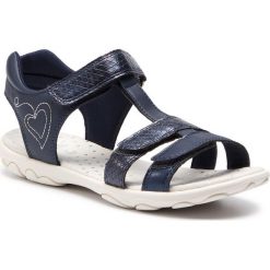 Sandały GEOX - J S.Cuore B J9290B 00454 C0673 D Navy/Silver. Niebieskie sandały dziewczęce Geox, ze skóry ekologicznej, bez zapięcia. W wyprzedaży za 169,00 zł.