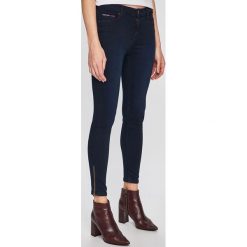 Tommy Jeans - Jeansy. Niebieskie jeansy damskie Tommy Jeans, z aplikacjami, z elastanu. W wyprzedaży za 299,90 zł.