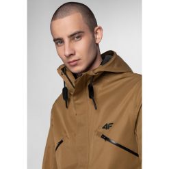 Parka miejska męska KUM206 - złoty. Żółte parki męskie 4f, m, bez wzorów, z kapturem. W wyprzedaży za 279,99 zł.